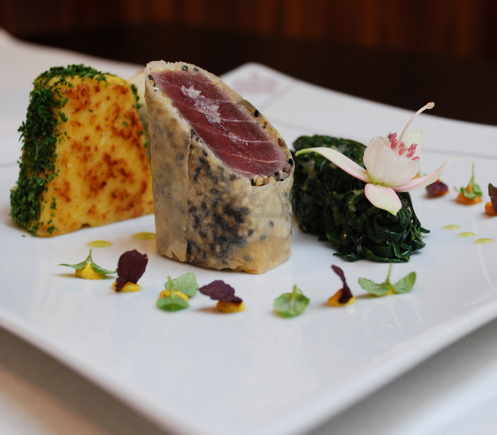 Gebackener Thunfisch, Mangold-Wasabi-Gemüse, Kokosmilch-Polenta, gelbes und rotes Curry