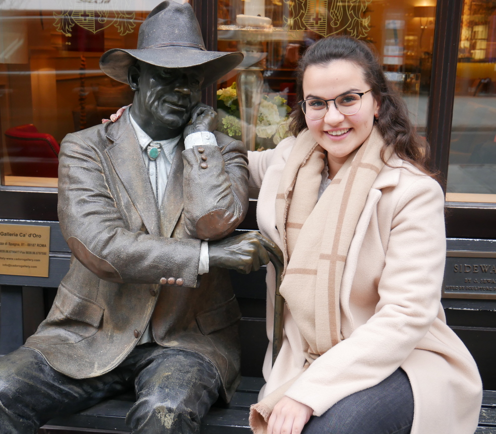 Hallo Frau Hettwer, jetzt sind bereits einige Jahre seit Ihrer Ausbildung im Kastens Hotel Luisenhof in Hannover vergangen. Wie geht es Ihnen und welche beruflichen Stationen haben Sie in dieser Zeit durchlaufen?