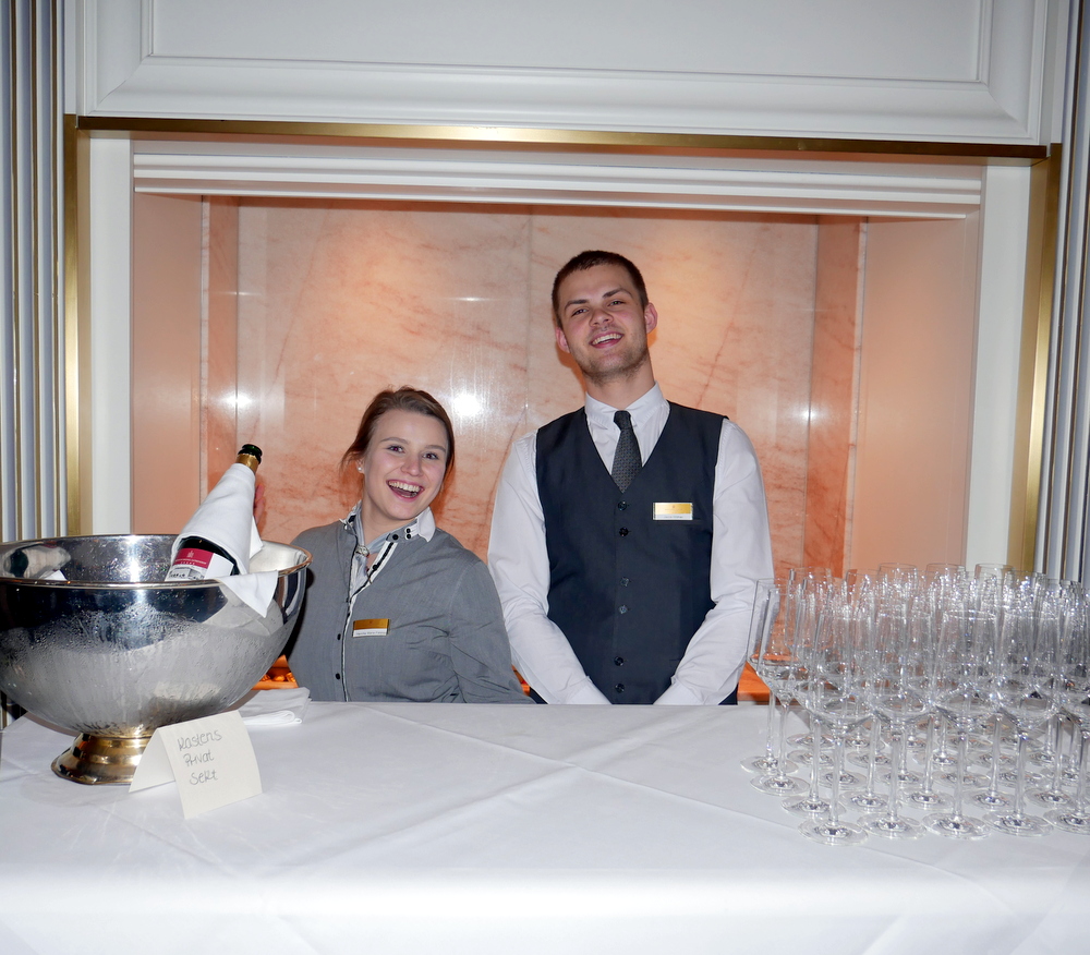  Begrüßung im Foyer mit Aperitif 